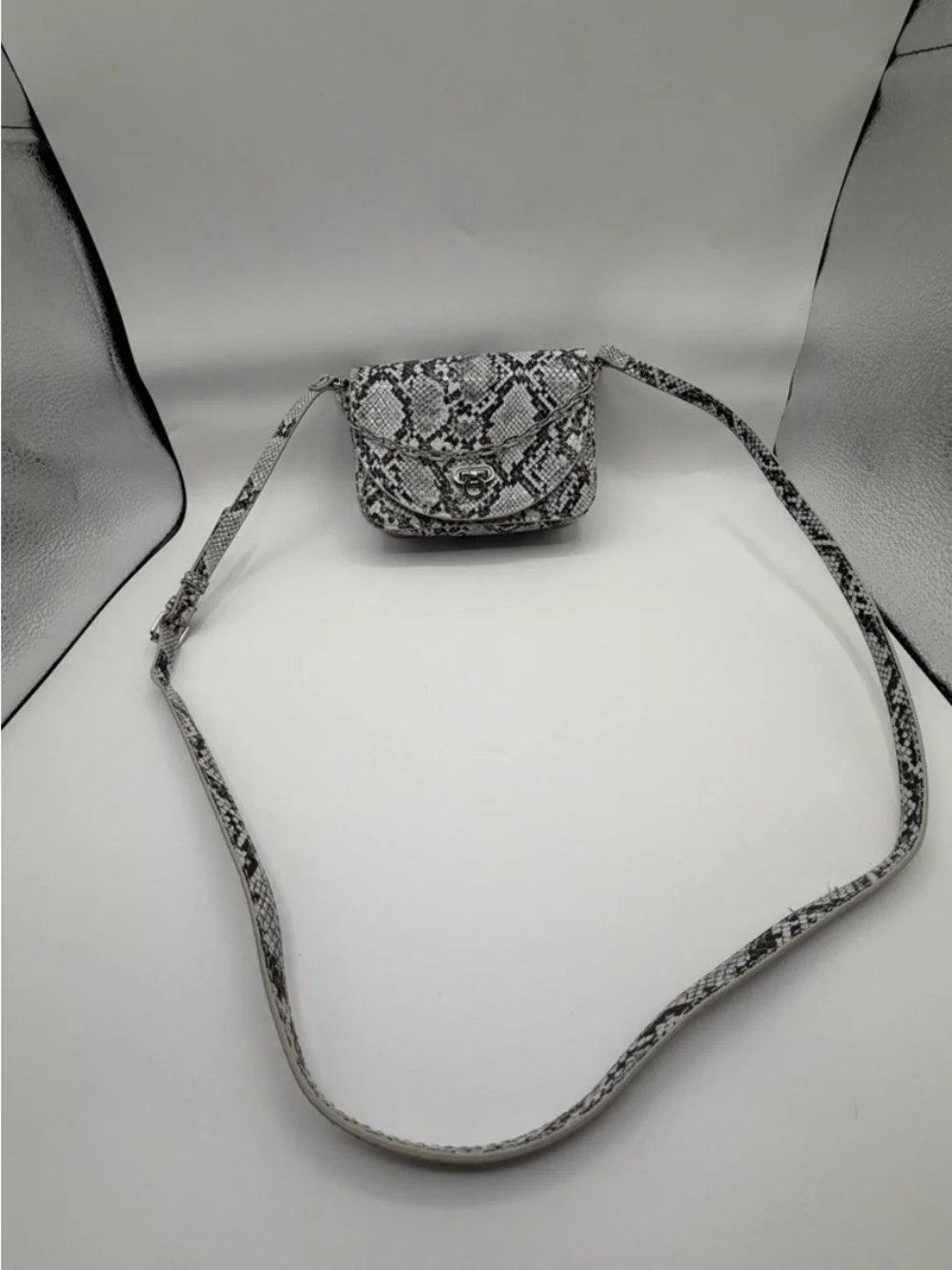Urban Outfitters Snakeskin Crossbody Bag Small Black White Faux Leather Chain - Picture 2 of 9